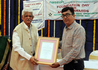award-outstanding-worker-2013.jpg